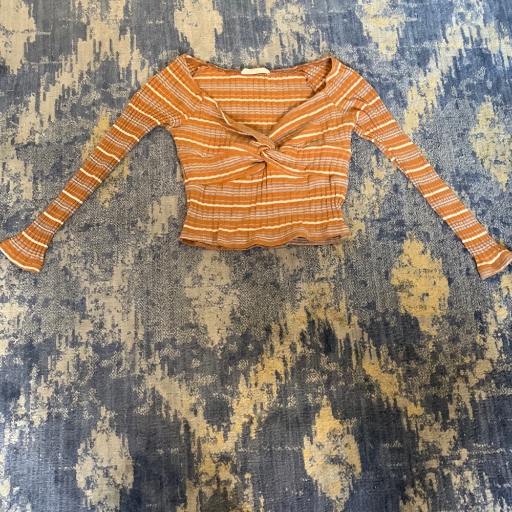 Never worn. ILLA ILLA cropped sweater top. Size XS